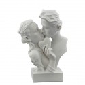 1354006 Statua coppia cuore picc. h15 res. BIANCA